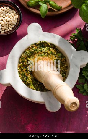 Pesto siciliano in pestello e mortaio Foto Stock