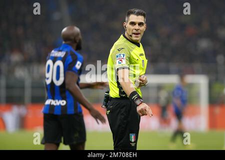 Milano, Italia. 04th Jan, 2023. Italia, Milano, 4 2023 gennaio: Simone Sozza (arbitro) sibila nel primo tempo durante la partita di calcio FC INTER vs SSC NAPOLI, Serie A 2022-2023 day16 stadio San Siro (Photo by Fabrizio Andrea Bertani/Pacific Press/Sipa USA) Credit: Sipa USA/Alamy Live News Foto Stock