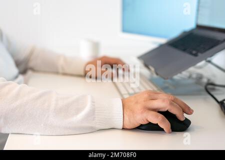 Programmatore di computer a scrivere il codice di un programma sul computer in ufficio Foto Stock