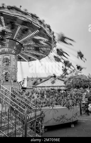 Merry Go Round lunga esposizione durante le celebrazioni natalizie al Downtown Cathedral di Guadalajara, Messico Foto Stock