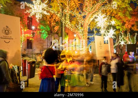 Merry Go Round lunga esposizione durante le celebrazioni natalizie al Downtown Cathedral di Guadalajara, Messico Foto Stock