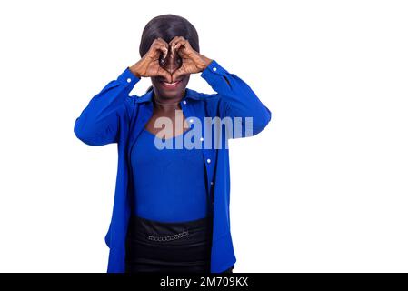 ritratto di una bella donna business maturo facendo una forma di cuore vicino al volto, sorridendo. Foto Stock