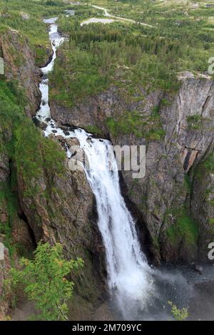 Cascata Veringfossen è una delle cascate più alte e più belle della Norvegia, che è formata dal fiume Boreyya. Foto Stock