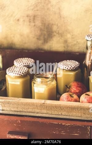 Conserve fatte in casa in una cucina rustica Foto Stock