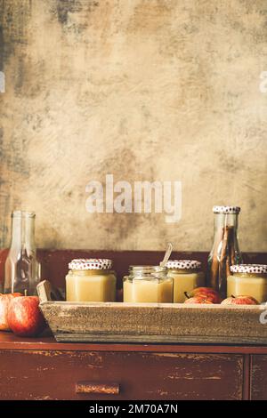 Conserva in una cucina rustica Foto Stock