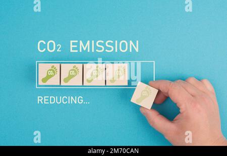 Green CO2 footprint Progress bar, riduzione delle emissioni di carbonio, cambiamento climatico e concetto di riscaldamento globale, stile di vita ecocompatibile Foto Stock