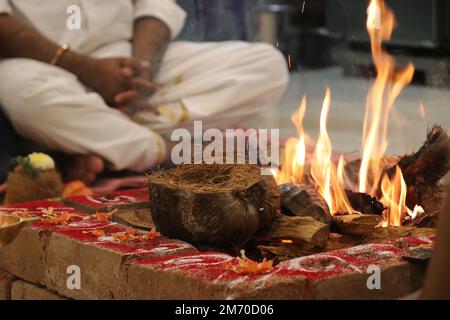 Il rituale indiano di Yajna o cerimonia di fuoco vedica chiamata Pooja è un rito rituale per molti eventi culturali nella tradizione indiana Foto Stock