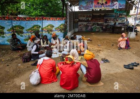 Pushkar, India - 7 novembre 2019: Musicisti di strada che suonano la musica nella strada di Pushkar, Rajasthan, India Foto Stock