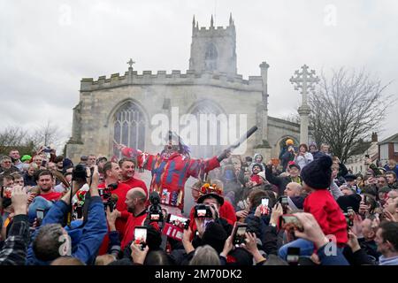 RITRASMESSO AMMENDING CAPTION lo stolto cerimoniale, James Chatwin, consegna un discorso durante il fumo lo stolto, come egli inizia il Haxey Hood, un'antica tradizione risalente al 14th ° secolo nel villaggio di Haxey nel North Lincolnshire. Squadre che rappresentano i pub di due villaggi locali, Haxey e Westwoodside, gareggiano per vincere il cappuccio - un tubo di cuoio - per il loro proprietario di pub. Il cappuccio viene gettato nella folla e fatto oscillare in avanti verso i pub - che sono noti come gli obiettivi - senza essere calciato o gettato. Il pub vincitore mostra il cappuccio fino all'anno successivo. Data foto: Venerdì Janua Foto Stock