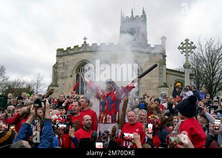 RITRASMESSO AMMENDING CAPTION lo stolto cerimoniale, James Chatwin, consegna un discorso durante il fumo lo stolto, come egli inizia il Haxey Hood, un'antica tradizione risalente al 14th ° secolo nel villaggio di Haxey nel North Lincolnshire. Squadre che rappresentano i pub di due villaggi locali, Haxey e Westwoodside, gareggiano per vincere il cappuccio - un tubo di cuoio - per il loro proprietario di pub. Il cappuccio viene gettato nella folla e fatto oscillare in avanti verso i pub - che sono noti come gli obiettivi - senza essere calciato o gettato. Il pub vincitore mostra il cappuccio fino all'anno successivo. Data foto: Venerdì Janua Foto Stock