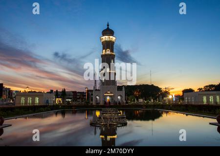 Torre della Grande Moschea di Baiturrahman, Aceh, Indonesia. Foto Stock