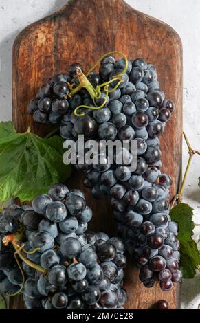 Uve mature, vinificazione, su tavola in ceramica, Mediterraneo, concetto di autunno, vigneti Foto Stock