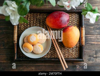 dolci di mango mochi giapponesi con gelato su un classico vassoio di legno asiatico Foto Stock