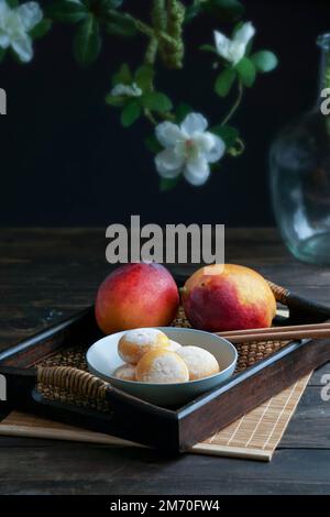 dolci di mango mochi giapponesi con gelato su un classico vassoio di legno asiatico Foto Stock