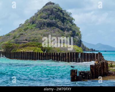 Union Island, Grenadine, Caraibi. Frigate Island raggiunta da una strada sopraelevata sulla Ashton Lagoon, roccia vulcanica basaltica. Foto Stock