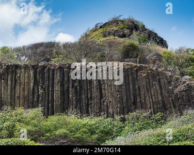 Union Island, Grenadine, Caraibi. Frigate Island raggiunta da una strada sopraelevata sulla Ashton Lagoon, roccia vulcanica basaltica. Foto Stock