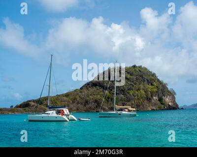 Union Island, Grenadine, Caraibi. Frigate Island raggiunta da una strada sopraelevata sulla Ashton Lagoon, roccia vulcanica basaltica. Foto Stock