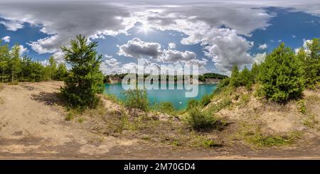 Visualizzazione panoramica a 360 gradi di panorama sferico hdri completamente senza cuciture angolo di 360 gradi sulla costa calcarea di enorme lago verde o fiume vicino alla pineta con soffici nuvole in posizione unica