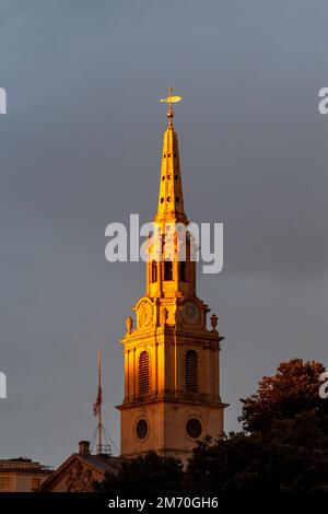 La luce dorata del tramonto sulla guglia di, San Martin-in-the-Fields, Trafalgar Square, Londra, Regno Unito. 18 settembre 2022 Foto Stock