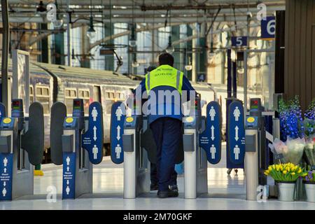 Glasgow, Scotland, UK, 06/01/2022, Rail Strike svuota le stazioni con avvisi e pochi passeggeri nella stazione centrale . Credit Gerard Ferry/Alamy Live News Foto Stock