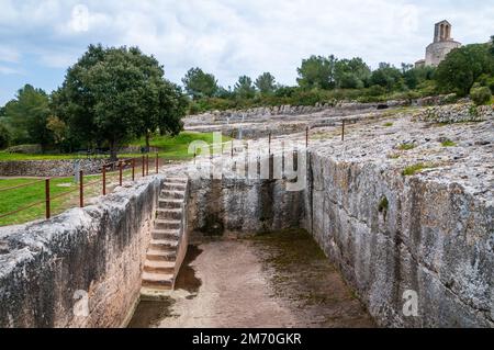 Cisterna romana, 350 cu m di capacità piovana è stato condotto lungo due canali alla piscina di decantazione, scavata interamente nella roccia, complesso monumentale di Foto Stock