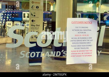 Glasgow, Scotland, UK, 06/01/2022, Rail Strike svuota le stazioni con avvisi e pochi passeggeri nella Queen Street stationn . Credit Gerard Ferry/Alamy Live News Foto Stock