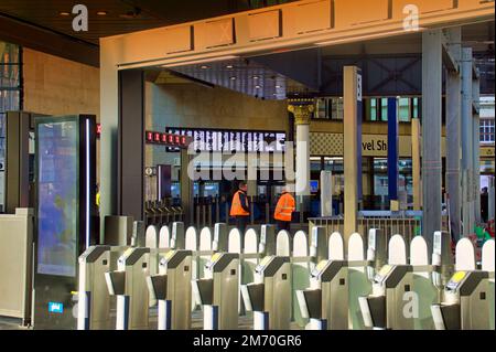Glasgow, Scotland, UK, 06/01/2022, Rail Strike svuota le stazioni con avvisi e pochi passeggeri nella Queen Street stationn . Credit Gerard Ferry/Alamy Live News Foto Stock