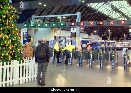 Lo sciopero ferroviario svuota le stazioni con avvisi in alto e pochi passeggeri in strada regina stationn . Credit Gerard Ferry/Alamy Live News Foto Stock