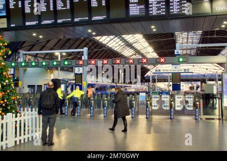 Lo sciopero ferroviario svuota le stazioni con avvisi in alto e pochi passeggeri in strada regina stationn . Credit Gerard Ferry/Alamy Live News Foto Stock