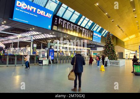 Lo sciopero ferroviario svuota le stazioni con avvisi in alto e pochi passeggeri in strada regina stationn . Credit Gerard Ferry/Alamy Live News Foto Stock