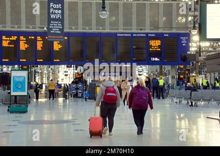 Lo sciopero ferroviario svuota le stazioni con avvisi e pochi passeggeri nella stazione centrale . Credit Gerard Ferry/Alamy Live News Foto Stock