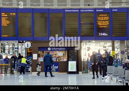 Lo sciopero ferroviario svuota le stazioni con avvisi e pochi passeggeri nella stazione centrale . Credit Gerard Ferry/Alamy Live News Foto Stock