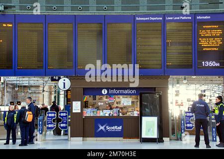 Lo sciopero ferroviario svuota le stazioni con avvisi e pochi passeggeri nella stazione centrale . Credit Gerard Ferry/Alamy Live News Foto Stock