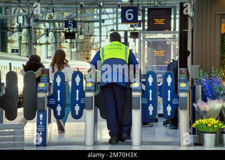 Lo sciopero ferroviario svuota le stazioni con avvisi e pochi passeggeri nella stazione centrale . Credit Gerard Ferry/Alamy Live News Foto Stock