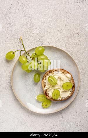 Panini con formaggio cremoso e uva. Foto Stock