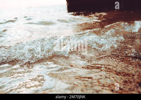 Vista ravvicinata delle onde del mare, vista ad angolo basso. Tempo nuvoloso Foto Stock