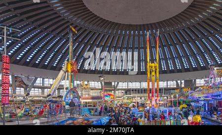 Belgrado, Serbia - 25 dicembre 2022: Folla di persone al parco divertimenti Winter Fun Fair di Big Hall. Foto Stock