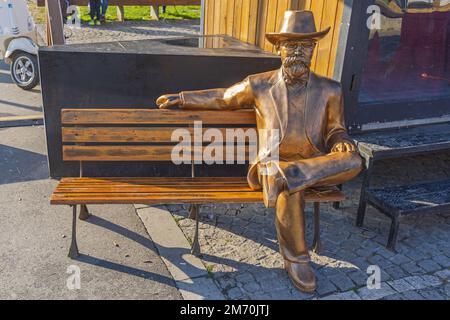 Belgrado, Serbia - 25 dicembre 2022: Statua Life Size Jack Daniels alla Bench Tennessee Whiskey Symbol al mercato invernale. Foto Stock