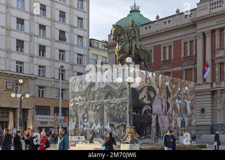 Belgrado, Serbia - 31 dicembre 2022: Statua equestre del Principe Mihailo Monumento con cassetta di metallo temporanea e persone che camminano intorno a Piazza della Repubblica Foto Stock