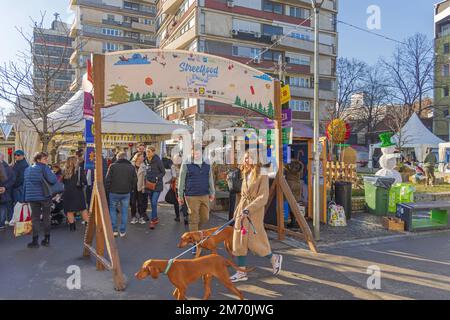 Belgrado, Serbia - 25 dicembre 2022: Folla di persone al Street Food Winter Festival Open Market a Vracar. Foto Stock