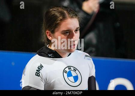 WINTERBERG, GERMANIA - GENNAIO 6: Hallie Clarke degli Stati Uniti gareggia nello scheletro femminile durante la BMW IBSF Bob & Skeleton World Cup alla Veltins-EisArena il 6 Gennaio 2023 a Winterberg, Germania (Foto di Patrick Goosen/Orange Pictures) Foto Stock