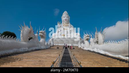 Provincia di Chiang Rai, Thailandia. Novembre 17, 2022. Thailandia la più grande statua di Guanyin nel tempio cinese wat Huay Pla Kang a Chiang Rai. Foto Stock