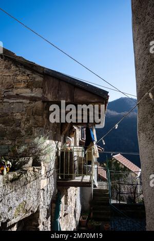 Pentema, Italia, Dicembre 2022 il caratteristico presepe costruito nell'antico borgo ligure in provincia di Genova con legno a grandezza naturale Foto Stock