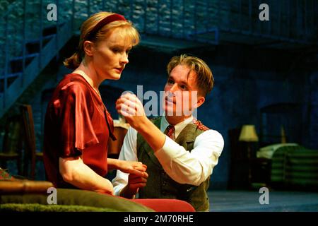 l-r: Claire Skinner (Laura Wingfield), Mark Dexter (il Gentleman Caller) nel VETRO MENAGERIE di Tennessee Williams al Donmar Warehouse 13/09/1995 design: Rob Howell illuminazione: David Hersey regista: Sam Mendes Foto Stock