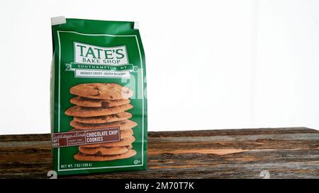 NORWALK, CT, USA - 4 GENNAIO 2023: Tates cioccolato chip cookie figlio sfondo bianco Foto Stock