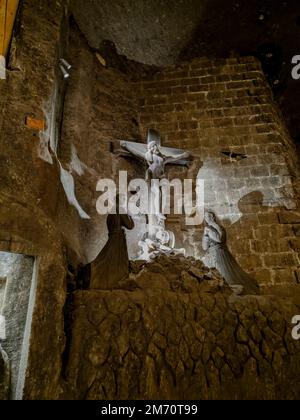 Scena della crocifissione di Gesù Cristo, sculture di sale nella Cappella di San Kinga. La miniera di sale di Wieliczka è stata iscritta nella lista dei patrimoni dell'umanità dell'UNESCO Foto Stock