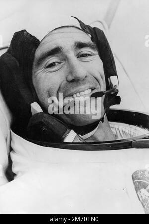 Cape Canaveral, Stati Uniti. 11th Ott 1968. L'astronauta della NASA Walter Cunningham, pilota lunare per la missione Apollo 7, si adatta prima del lancio al Kennedy Space Center, 11 ottobre 1968 a Cape Canaveral, Florida. Cunningham morì il 4 gennaio 2023 all'età di 90 anni, l'ultimo membro sopravvissuto della missione NASA Apollo 7. Credit: Planetpix/Alamy Live News Foto Stock