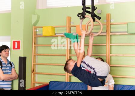 MOSCA, RUSSIA-DEC 18, 2022: Esercizio sano atleta ragazzo attività di allenamento maschio giovane ginnastica isolato sportivo salute Foto Stock