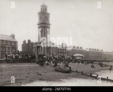 Vintage fine 19th/inizio 20th ° secolo fotografia: 1894 - Torre dell'Orologio e spiaggia, Herne Bay, Kent Foto Stock