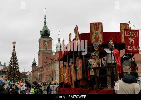 Varsavia, Polonia. 06th Jan, 2023. I partecipanti accolgono i visitatori in Piazza del Castello durante la processione. Epifania (Trzech Króli o tre Re) è celebrata in Polonia con grandi sfilate il Natale di 12th notti. La celebrazione di quest'anno è stata quella di sostenere gli ucraini che vivono in Polonia. A Varsavia inizia vicino alla Piazza del Castello e termina in Piazza Pilsudzki. Credit: SOPA Images Limited/Alamy Live News Foto Stock